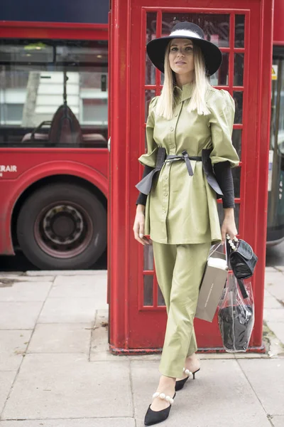 London Januari 2020 Modieuze Mensen Straat Straatstijl Een Blond Meisje — Stockfoto