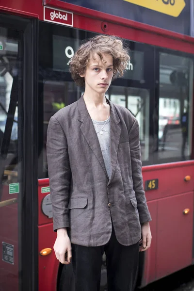 London Januar 2020 Modische Menschen Auf Der Straße Straßenstil Junger — Stockfoto