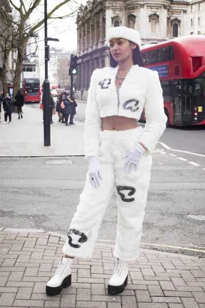 ロンドン イギリス 2020年1月15日路上でファッショナブルな人々 ストリートスタイル 女の子でAホワイトショートフェイクファーコートとパンツポーズ — ストック写真