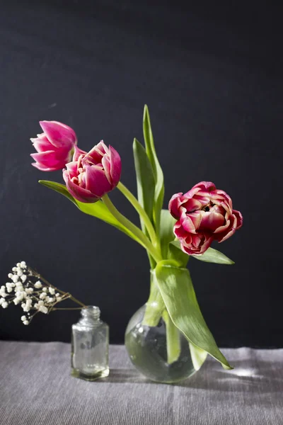 Trois Tulipes Éponge Rouge Dans Vase Rond Avec Petites Bouteilles — Photo