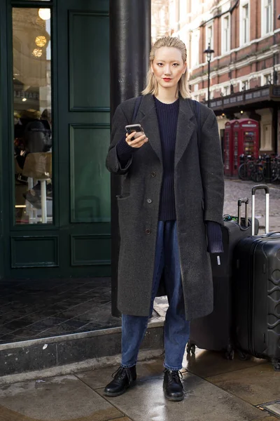 London Storbritannien Januari 2020 Fashionabla Människor Gatan Gatustil Blond Kvinna — Stockfoto