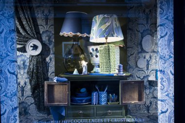 Londra, İngiltere - 15 Şubat 2020, iki masa lambası, tutacağı olan perdeler, çekmeceler. Regent Caddesi 'ndeki Özgürlük Dükkanı' nın mavi tonları.