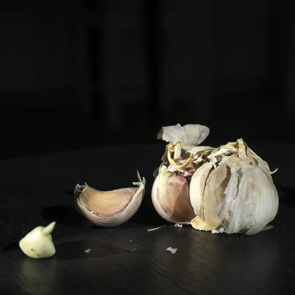 Alho Velho Decadente Cravos Separados Alho Fundo Escuro Espaço Cópia — Fotografia de Stock