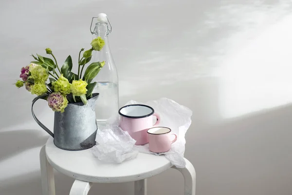 Bukett Med Grönt Och Rosa Frottélisianthus Och Eukalyptusgrenar Tennkanna Med — Stockfoto