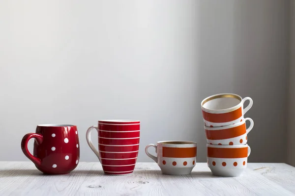 Rood Vintage Gestreept Puntmokken Van Verschillende Vormen Een Houten Tafel — Stockfoto