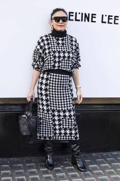 London Storbritannien Januari 2020 Fashionabla Människor Gatan Gatustil Kvinna Solglasögon — Stockfoto