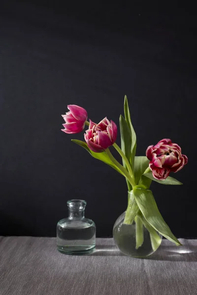 Trois Tulipes Éponge Rouge Dans Vase Rond Avec Petites Bouteilles — Photo