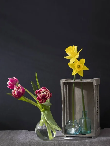 Narcissus Inverterad Grå Trä Dekorativ Låda Tre Tulpaner Vas Och — Stockfoto