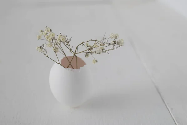 Boş Bir Yumurta Vazo Yerine Kullanılır Gri Ahşap Bir Masada — Stok fotoğraf