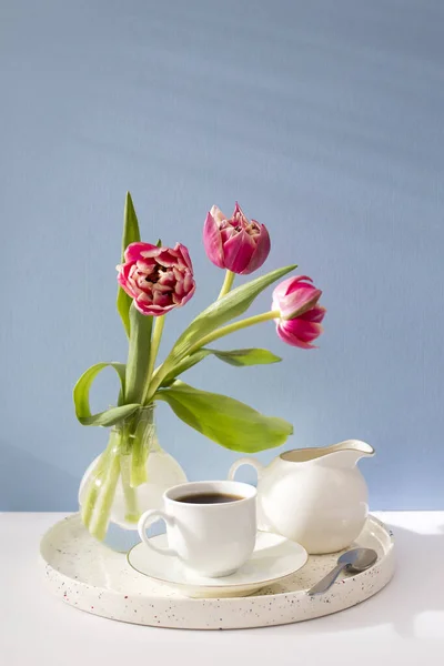 Tres Tulipanes Rizo Rojo Jarrón Redondo Con Fondo Azul Copiar —  Fotos de Stock