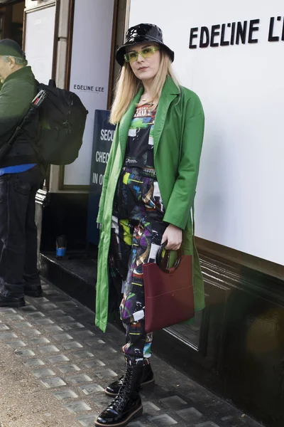 London Storbritannien Januari 2020 Fashionabla Människor Gatan Gatustil Blond Flicka — Stockfoto