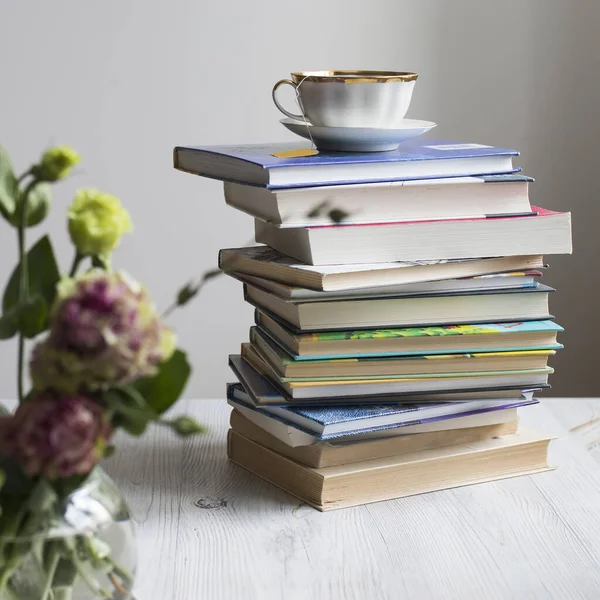 Une Pile Livres Avec Une Tasse Thé Avec Sac Sur — Photo