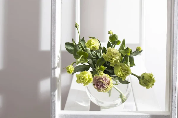 白い背景に透明な丸い花瓶に緑とピンクのテリーのリアンサスとユーカリの枝の花束 花嫁の花束 — ストック写真