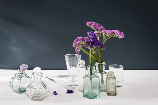 Ein Strauß Limonium Der Transparenten Vase Und Ein Satz Kleiner — Stockfoto