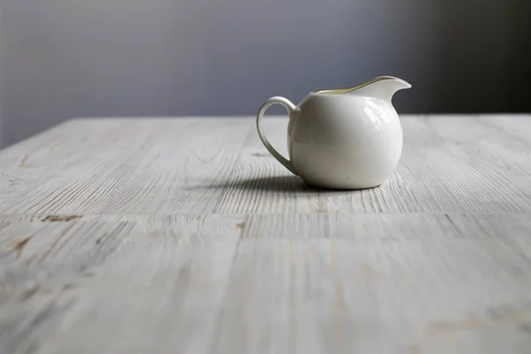 Barco Molho Porcelana Branca Uma Mesa Madeira Cozinha Espaço Cópia — Fotografia de Stock