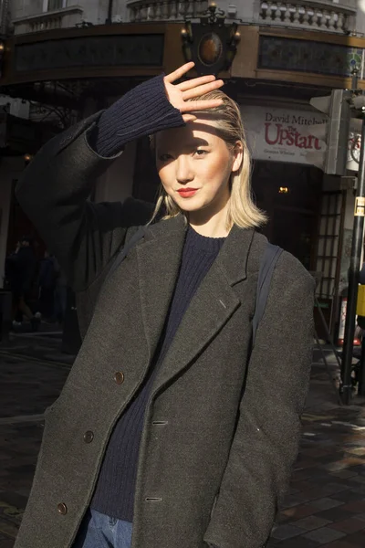 Londra Ngiltere Ocak 2020 Sokakta Modaya Uygun Insanlar Sokak Tarzı — Stok fotoğraf