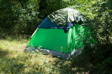 Maceralar Kamp Turizmi ve çadır manzarası manzarası çam ormanı manzarası altında Sabahları açık deniz ve gün batımında Rusya 'da yağmurlu bir günde gökyüzü