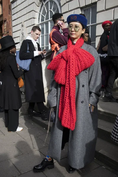 London February 2020 Street Style Woman Blue Beret Gray Classic — Stock Photo, Image