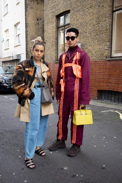 London Storbritannien Februari 2020 Fashionabla Människor Gatustil Garvade Flicka Med — Stockfoto