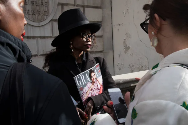 London February 2020 Fashionable People Street Street Style Girl Black — Stock Photo, Image