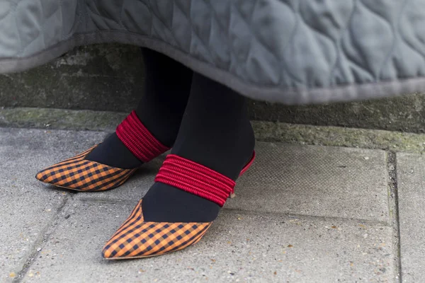 Gente Alla Moda Strada Stile Street Scarpe Arancio Con Tovagliolo — Foto Stock