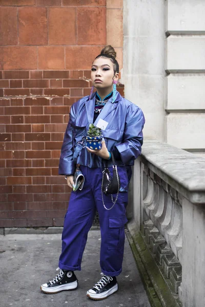 London Storbritannien Januari 2020 Flicka Med Hästsvans Blå Sidenglänsande Jacka — Stockfoto