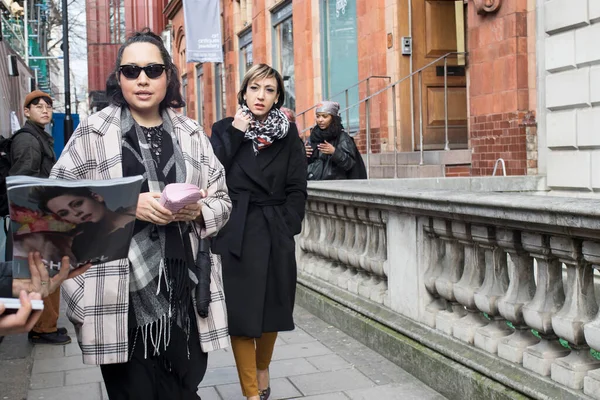 Londres Reino Unido Enero 2020 Street Style Una Joven Con — Foto de Stock