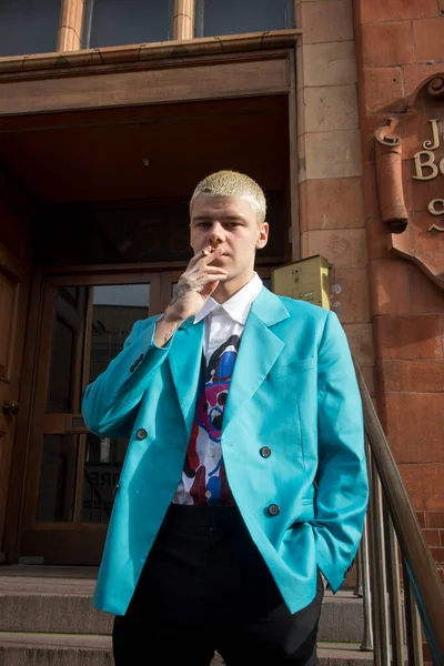 London Storbritannien Februari 2020 Fashionabla Människor Gatan Gatustil Blond Man — Stockfoto