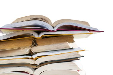 Üniversite sınavlarına hazırlanmak için beyaz arka plandaki tahta bir masada bir sürü eğitici açık kitap. Kendi kendini eğitme. Tecrit zamanında çevrimiçi eğitim