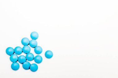 Beyaz arka planda mavi haplar. Mesaj için yer var. Tıbbi haberler için konsept. Boşluğu kopyala