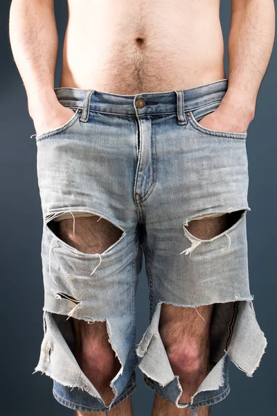 Oigenkännlig Man Blå Sönderrivna Jeans Naken Kropp Med Håriga Ben — Stockfoto