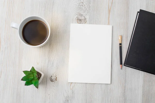 Hemarbetsplats Med Kopp Kaffe Anteckningsblock Och Penna Arbetar Hemifrån Koncept — Stockfoto