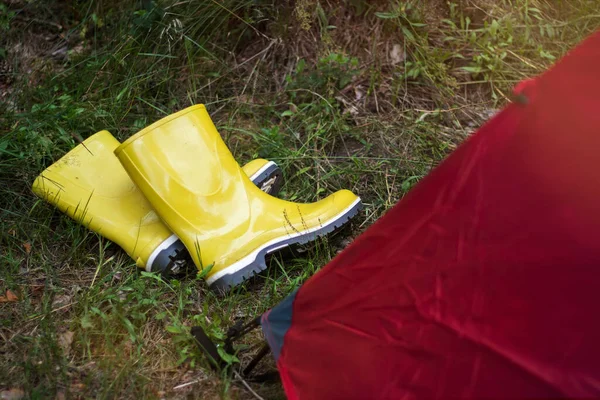 Brudne Żółte Gumowe Buty Białą Obwódką Leżą Mokrej Trawie Pobliżu — Zdjęcie stockowe