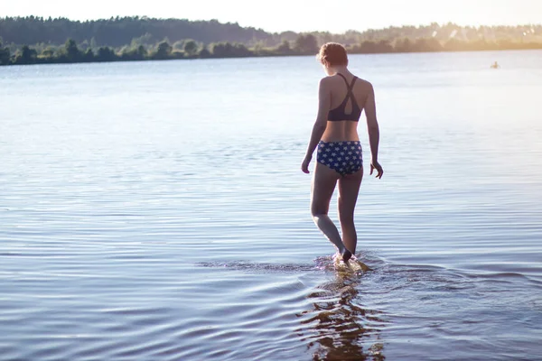 Ein Junges Mädchen Badeanzug Geht Morgengrauen Nachdenklich Zum Fluss Sommerzeit — Stockfoto