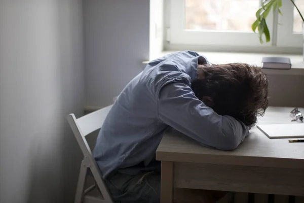 Trött Man Blå Kontorströja Lade Huvudet Händerna Vid Ett Bord — Stockfoto