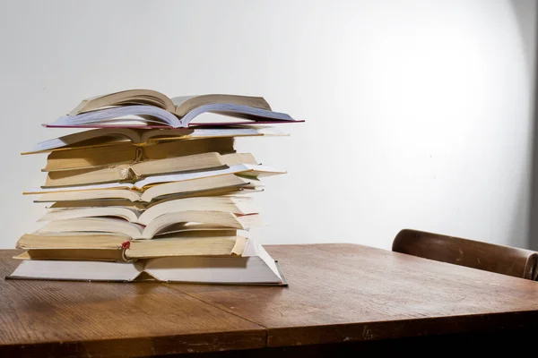 Auf Einem Holztisch Vor Weißem Hintergrund Stapeln Sich Viele Bücher — Stockfoto