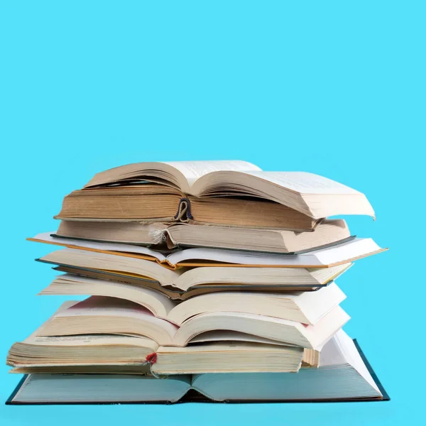 在蓝纸工艺背景下 许多为准备大学考试而准备的教育公开书籍堆积如山 自学成才 隔离状态下的在线教育 — 图库照片