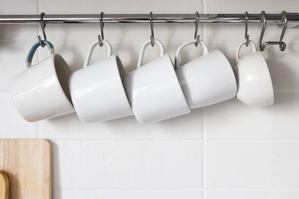 Fünf Weiße Tassen Hängen Haken Über Einem Tisch Der Küche — Stockfoto
