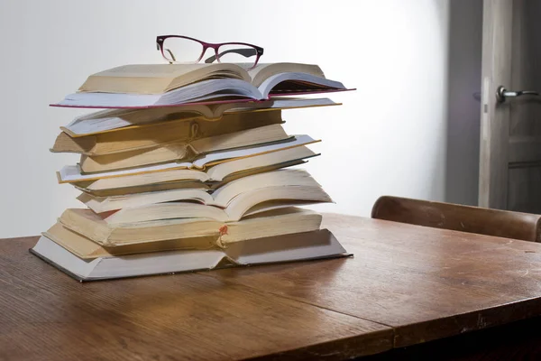 许多为准备大学考试而在白色背景的木制桌子上堆放了成堆的教育开放书籍 自学成才 隔离状态下的在线教育 — 图库照片
