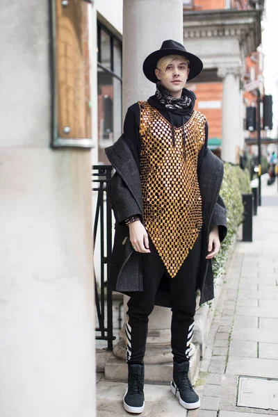 London January 2020 Street Style Young Man Make His Face — Stock Photo, Image