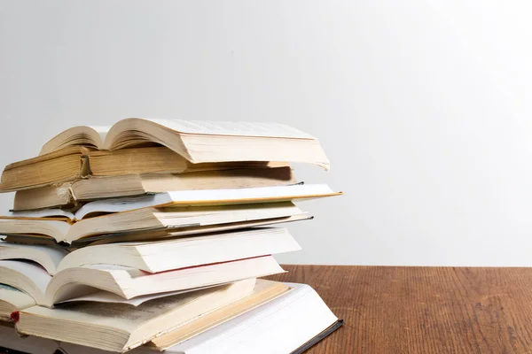 许多为准备大学考试而在白色背景的木制桌子上堆放了成堆的教育开放书籍 自学成才 隔离状态下的在线教育 — 图库照片