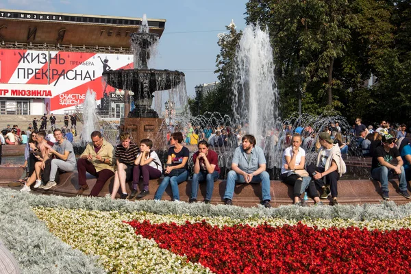 Moskau Russland August 2019 Junge Leute Sitzen Den Brunnen Der — Stockfoto