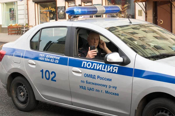 Moskva Rusko Dubna 2020 Policejní Důstojník Autě Hlídkuje Ulicích Během — Stock fotografie