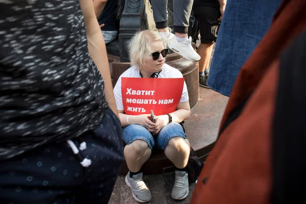 Moscow Russia August 2019 Blonde Girl White Shirt Sits Sidewalk — Stock Photo, Image