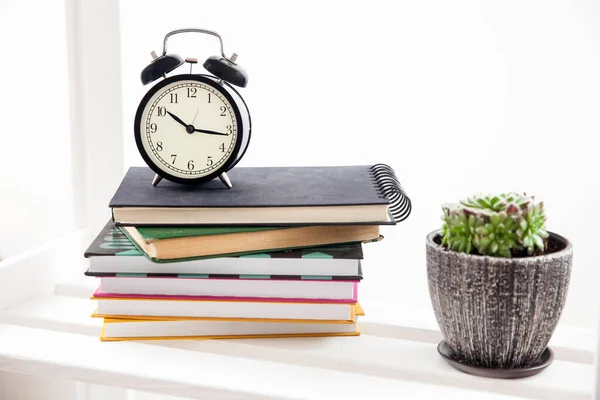 Reloj Despertador Rotuladores Una Pila Libros Una Maceta Cerámica Con — Foto de Stock