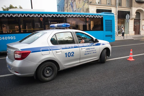 Москва Росія Квітня 2020 Року Офіцер Поліції Автомобілі Патрулює Вулиці — стокове фото