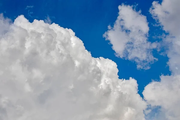 Gündüz Vakti Beyaz Bulutlar Mavi Gökyüzüne Karşı Arka Plan Için — Stok fotoğraf