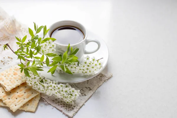 Taza Blanca Espresso Matutino Con Una Rama Spiraea Flor Sobre —  Fotos de Stock