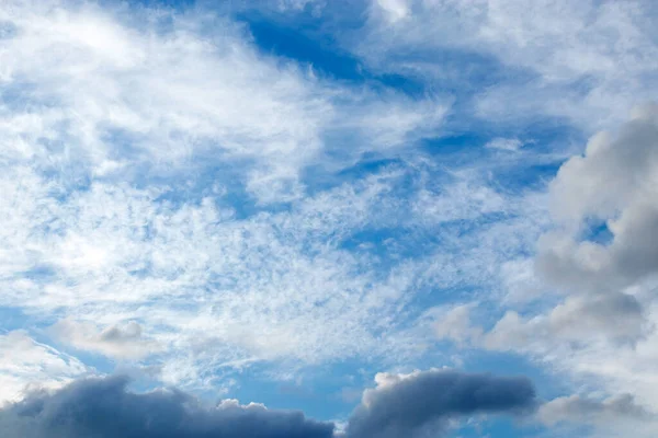 Белые Облака Против Голубого Неба Дневное Время Заднем Плане Круговые — стоковое фото