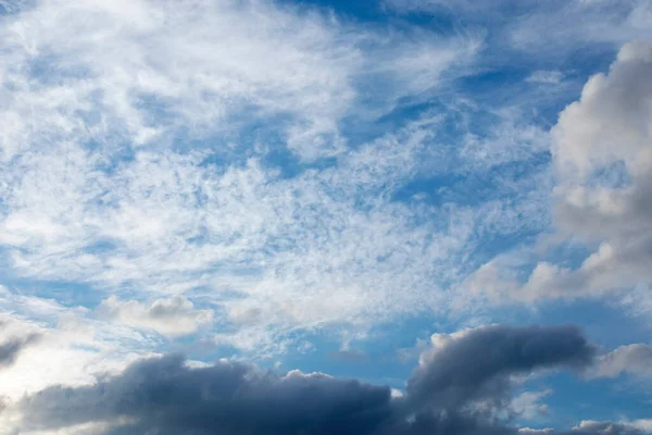 Nuvole Bianche Contro Cielo Blu Durante Giorno Uno Sfondo Cirri — Foto Stock